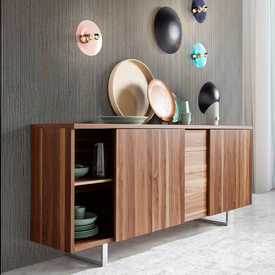 Kortárs stílusú, diófa furnérral borított, dizájn tálaló tolóajtókkal.