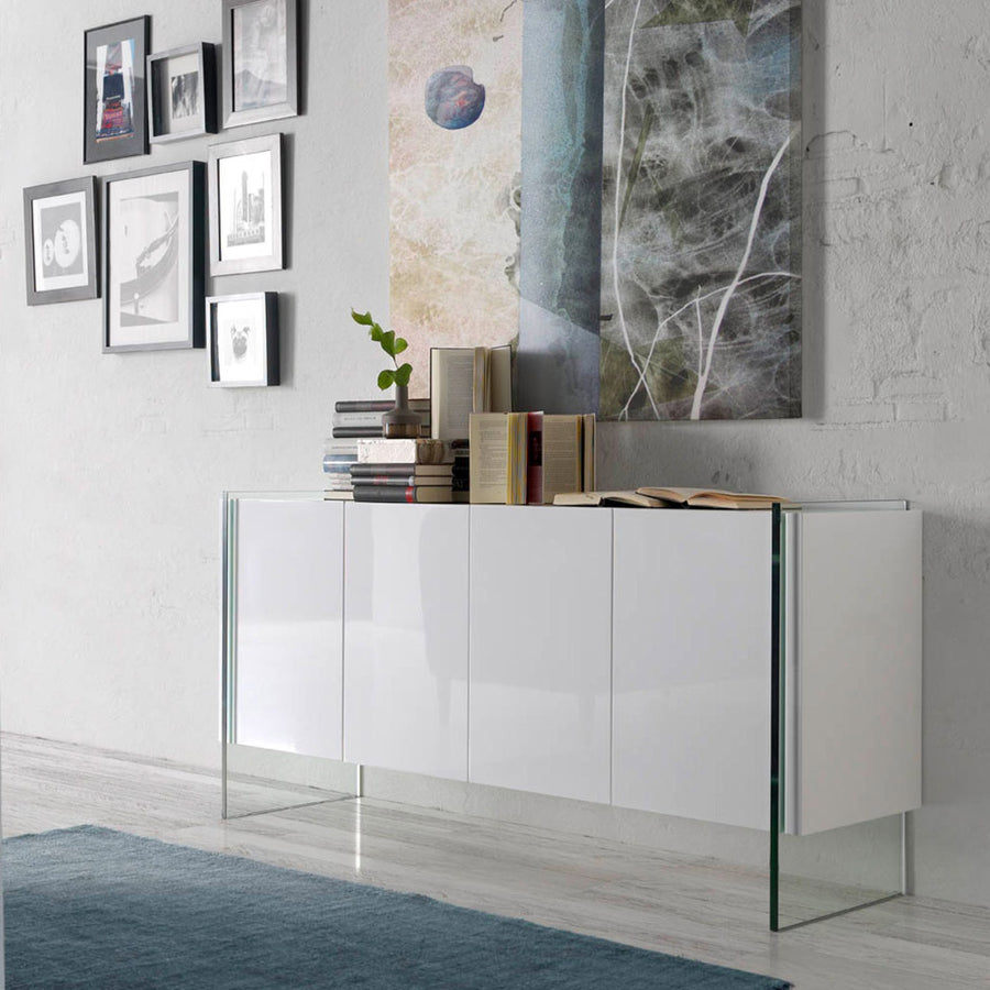 Angel Cerdá fehér komód modern nappaliban