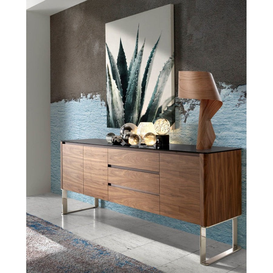 Kortárs stílusú, diófa furnérral borított, dizájn komódszekrény fekete edzett üveg fedlappal.