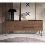 Kortárs stílusú, diófa furnérral borított, dizájn komódszekrény fekete edzett üveg fedlappal.