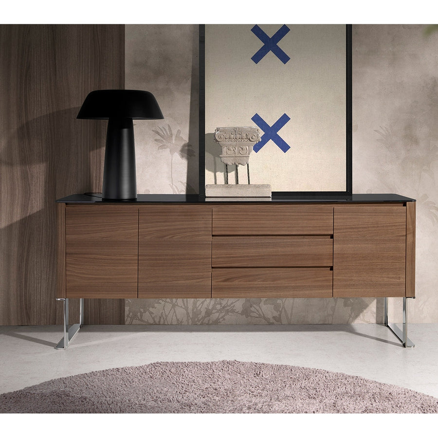 Kortárs stílusú, diófa furnérral borított, dizájn komódszekrény fekete edzett üveg fedlappal.