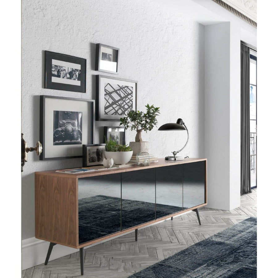 Kortárs stílusú, diófa furnérral borított, dizájn komódszekrény tükrös ajtókkal.