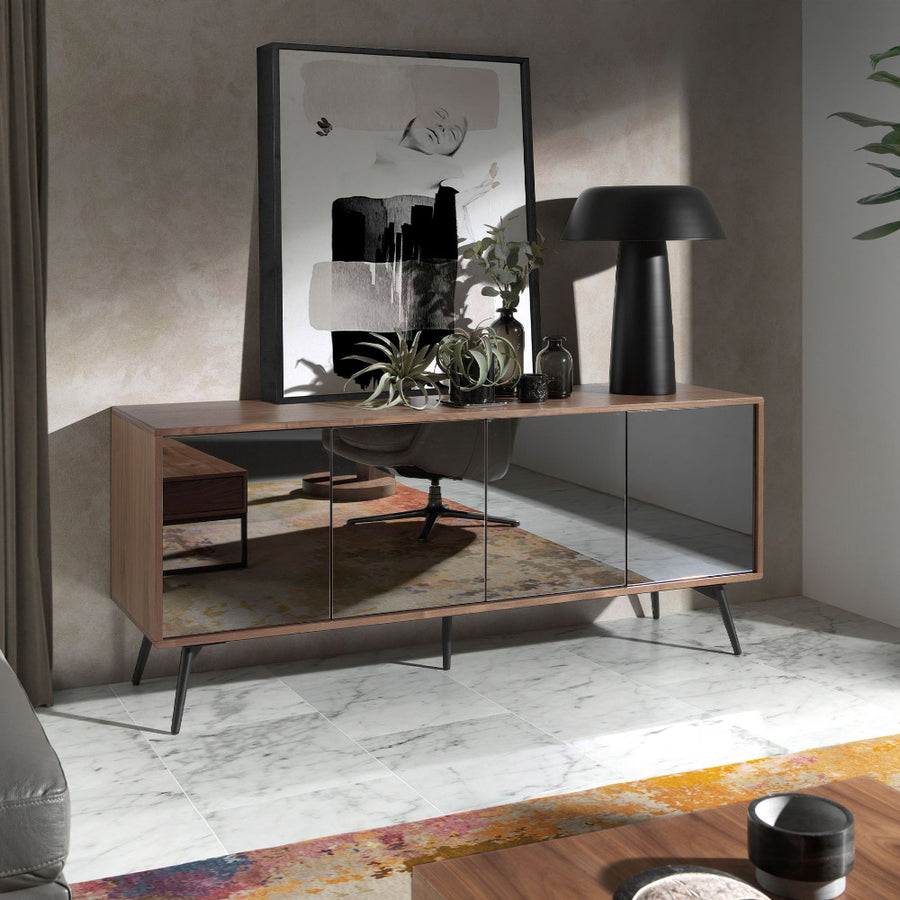 Kortárs stílusú, diófa furnérral borított, dizájn komódszekrény tükrös ajtókkal.