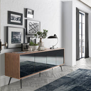 Kortárs stílusú, diófa furnérral borított, dizájn komódszekrény tükrös ajtókkal.