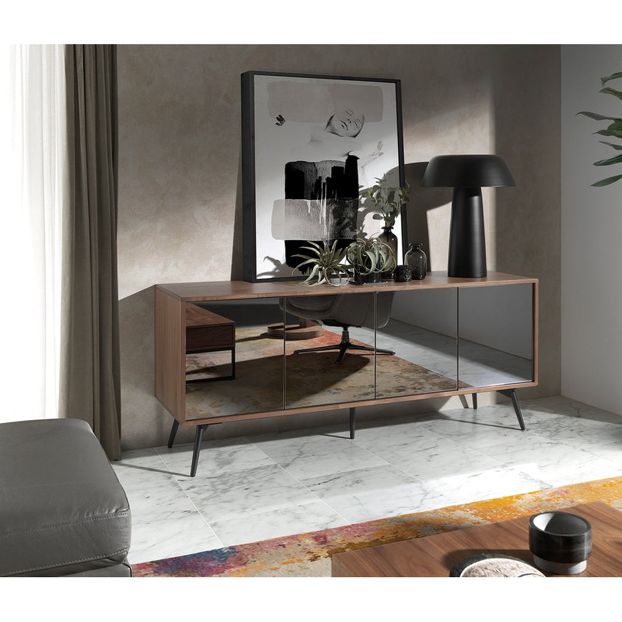 Kortárs stílusú, diófa furnérral borított, dizájn komódszekrény tükrös ajtókkal.