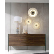 Kortárs stílusú, diófa furnérral borított, dizájn komódszekrény edzett üveg lábakkal.