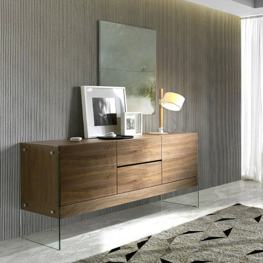 Kortárs stílusú, diófa furnérral borított, dizájn komódszekrény edzett üveg lábakkal.