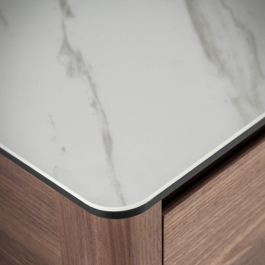 Kortárs stílusú, diófa furnérral borított, dizájn komódszekrény porcelán fedlappal.