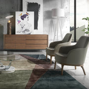 Kortárs stílusú, diófa furnérral borított design, MDF komódszekrény edzett üveg lábakkal.