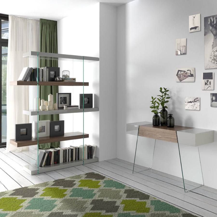 Kortárs stílusú, diófa furnérral borított, dizájn konzolasztal edzett üveg lábakkal.