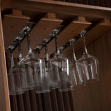 Angel Cerdá bárszekrény kőrisfa pohártartó részlet talpas poharakkal