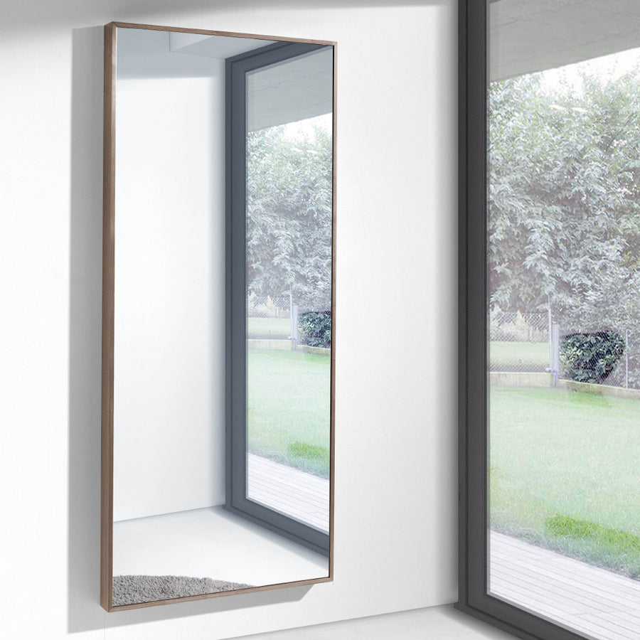 Nagyméretű, kortárs stílusú, diófa furnérral borított, dizájn falitükör.