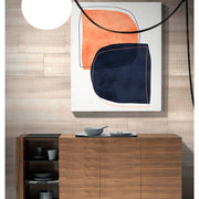 Kortárs stílusú, diófa furnérral borított, dizájn tálaló fekete színezésű, edzett üvegpolcokkal.