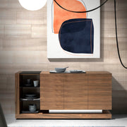 Kortárs stílusú, diófa furnérral borított, dizájn tálaló fekete színezésű, edzett üvegpolcokkal.