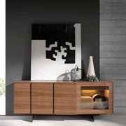 Kortárs stílusú, diófa furnérral borított, dizájn tálaló beépített, belső LED világítással.