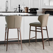 Angel Cerdá modern bárszék konyhasziget mellett enteriőrben