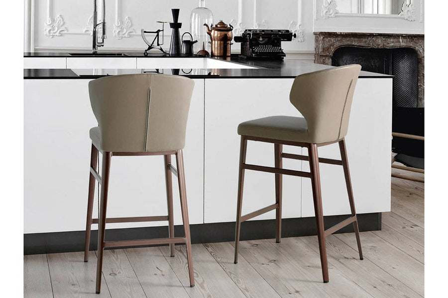 Kortárs stílusú, bézs műbőrrel kárpitozott, matt bronzszínű fémvázas dizájn bárszék.