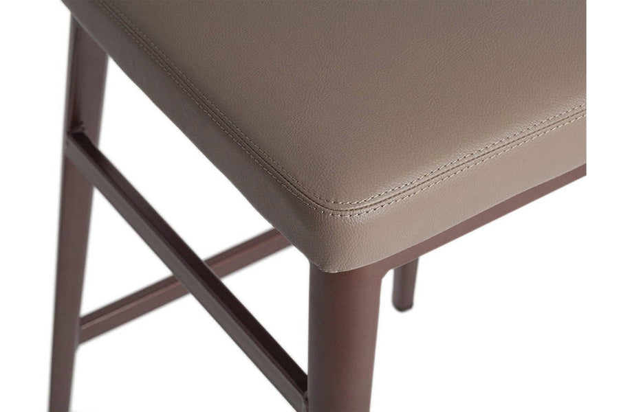 Kortárs stílusú, bézs műbőrrel kárpitozott, matt bronzszínű fémvázas dizájn bárszék.