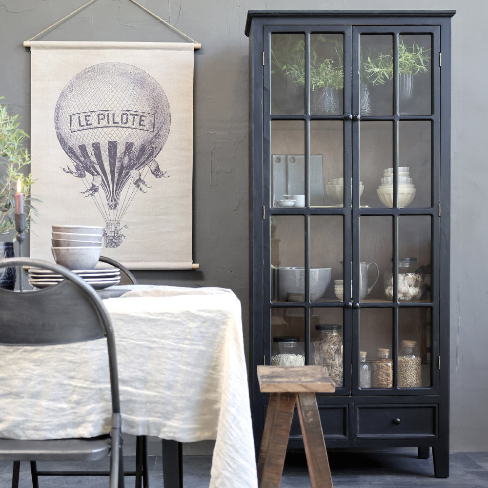 old french vitrines szekrény étkező enteriőrben dekorációval