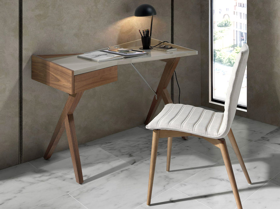 Angel Cerdá világosszürke design szék íróasztal mellett