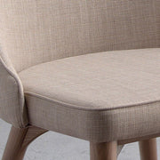 Angel Cerdá bézs szövet étkezőszék ülőfelület részlet kőrisfa lábbal