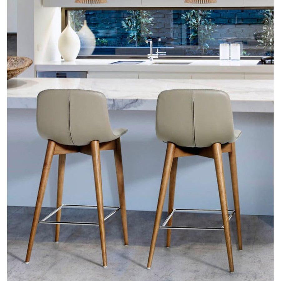 Kortárs stílusú, kőrisfából és fémből készült, dizájn bárszék szürke műbőrrel.