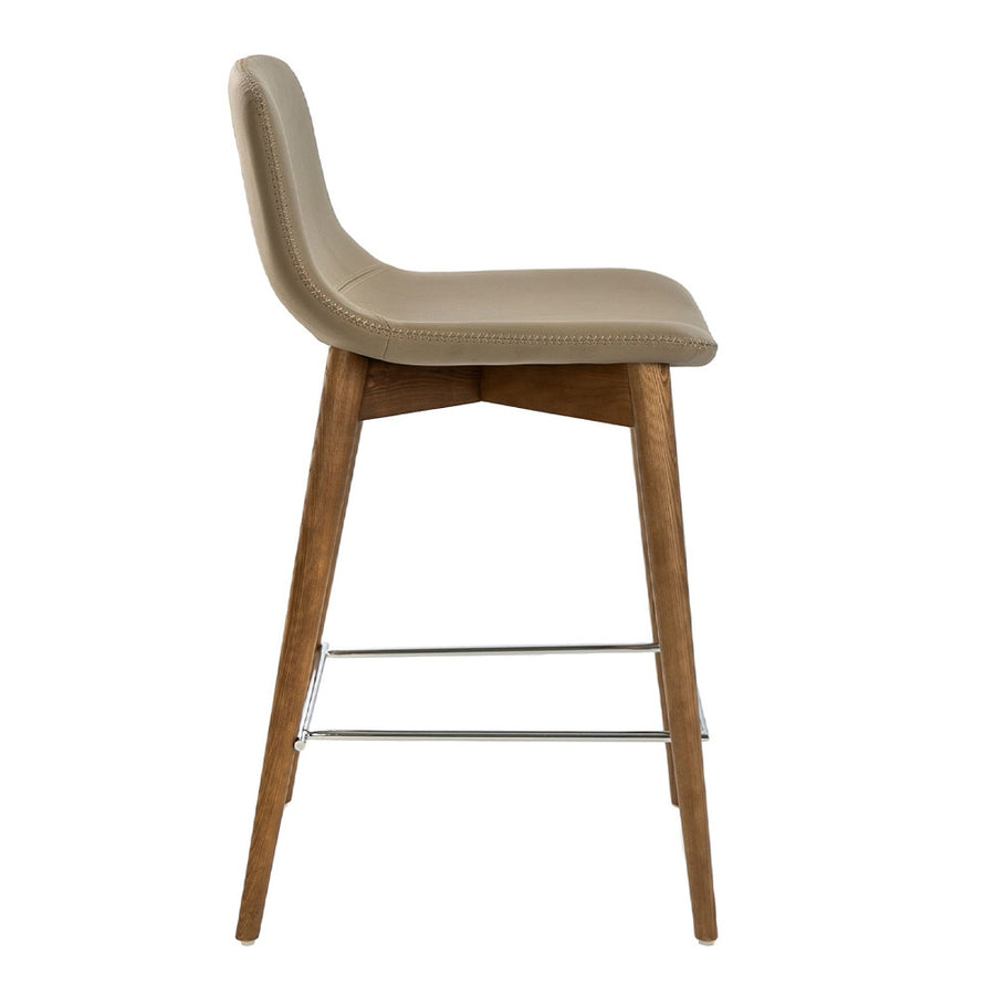 Angel Cerdá taupe műbőr pultszék oldalnézet dió árnyalatú fa lábakkal