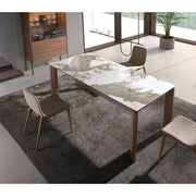 Bézs színű szövettel kárpitozott, kőrisfából készült étkezőszék.