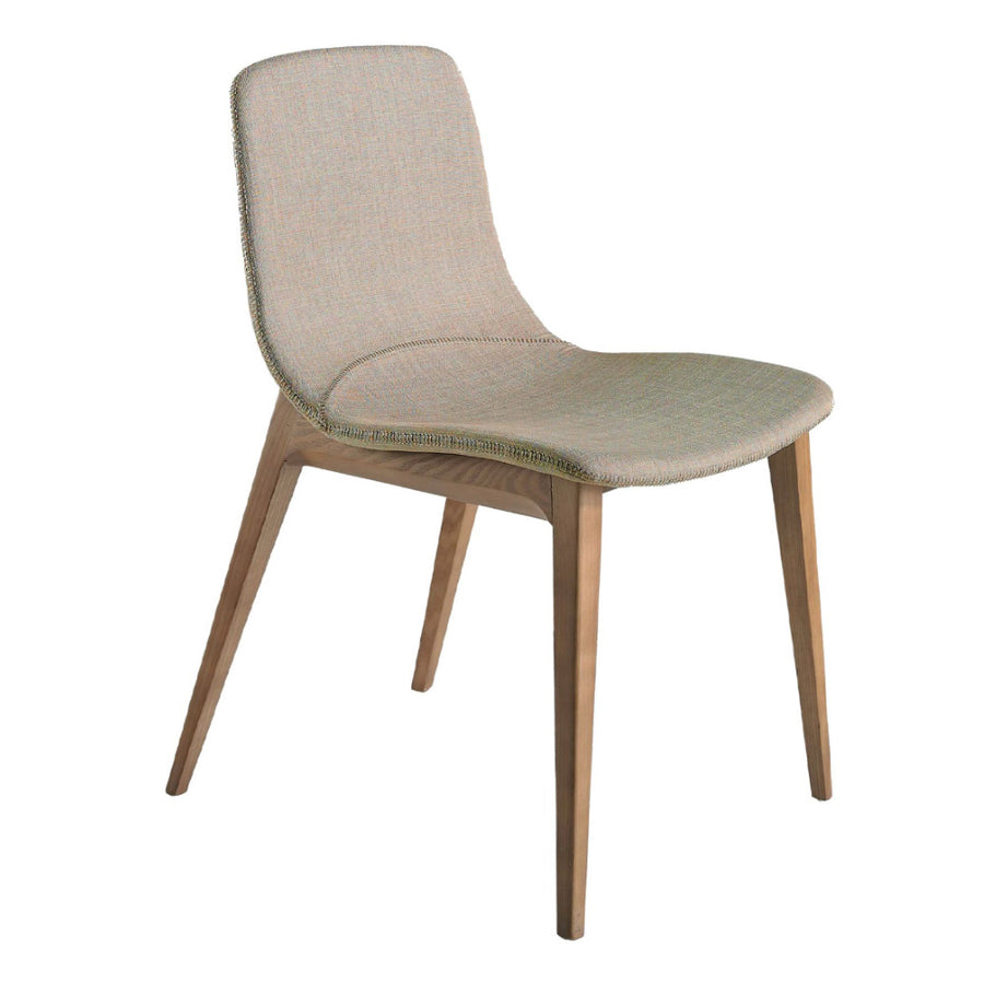 Bézs színű szövettel kárpitozott, kőrisfából készült étkezőszék.