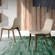 Bézs színű szövettel kárpitozott, kőrisfából készült étkezőszék.