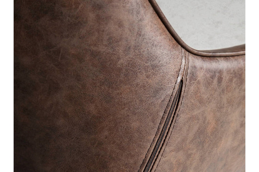 Barna műbőrrel kárpitozott, kőrisfából készült, formatervezett dizájn étkezőszék.