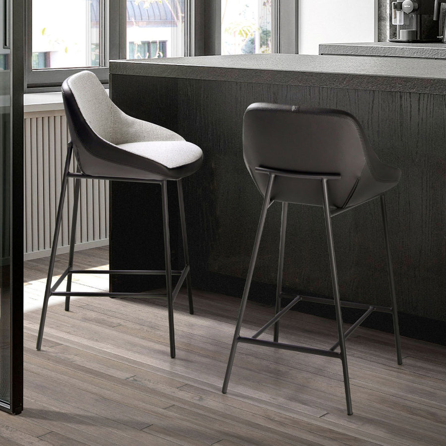 Angel Cerdá bárszék modern konyhasziget mellett enteriőrben