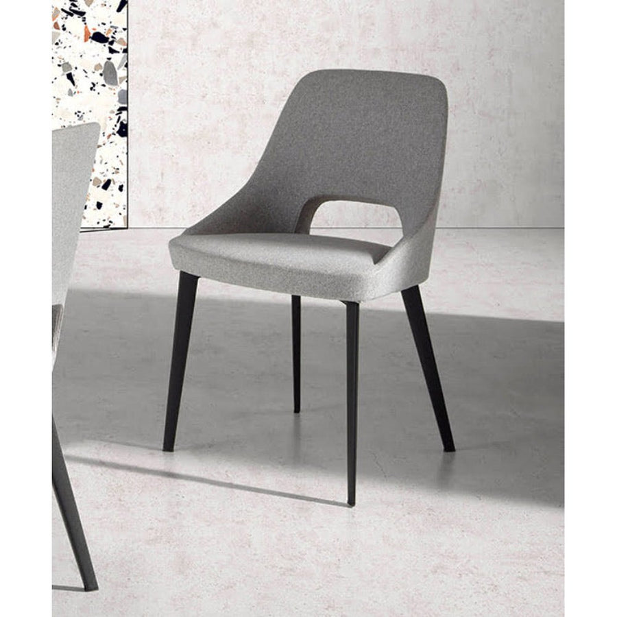 Kortárs stílusú, szürke színű szövettel kárpitozott, acél szerkezetű dizájn étkezőszék.