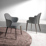 Angel Cerdá szürke karfás étkezőszék enteriőrben üveg étkezőasztal mellett