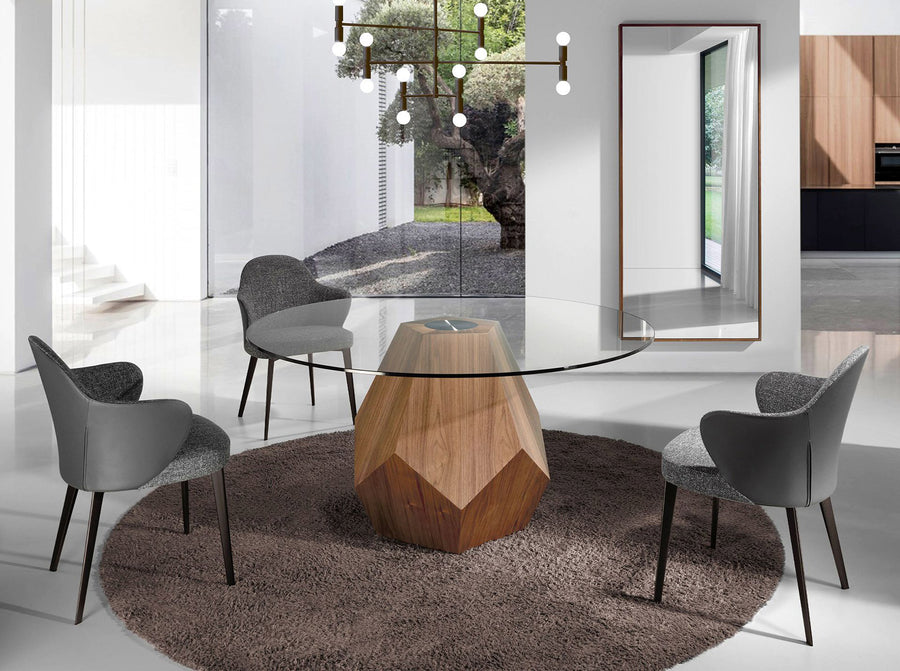 Angel Cerdá szürke szövet és műbőr étkezőszék modern enteriőrben üveg asztal körül