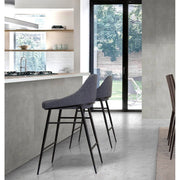 Kortárs stílusú, szürke színű szövettel kárpitozott, fekete fémvázas, dizájn bárszék.