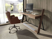 Maverick sötétbarna marhabőr forgószék íróasztal mellett