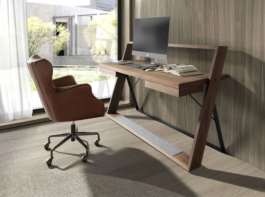 Maverick sötétbarna marhabőr forgószék íróasztal mellett