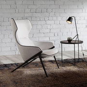 Angel Cerdá világosszürke design fotel enteriőrben dohányzóasztal mellett