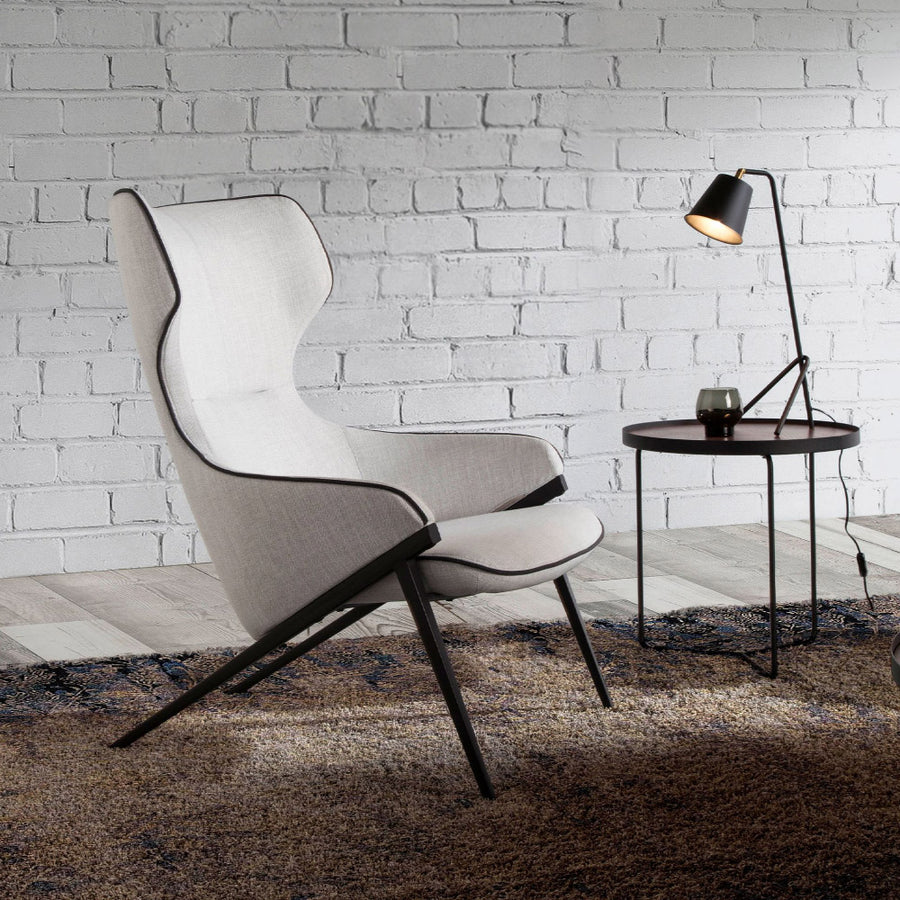 Angel Cerdá világosszürke design fotel enteriőrben dohányzóasztal mellett