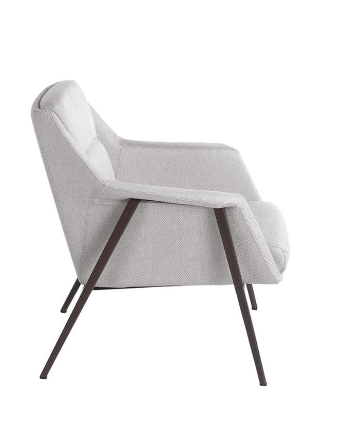Kortárs stílusú, törtfehér színű szövettel kárpitozott, acél szerkezetű fotel.