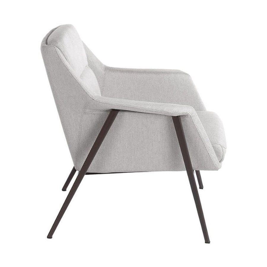 Kortárs stílusú, törtfehér színű szövettel kárpitozott, acél szerkezetű fotel.