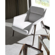 Kortárs stílusú, törtfehér színű szövettel kárpitozott, acél szerkezetű fotel.