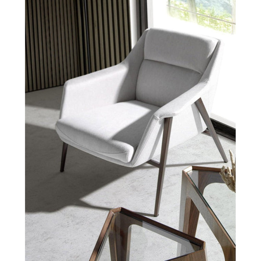 Kortárs stílusú, törtfehér színű szövettel kárpitozott, acél szerkezetű fotel.