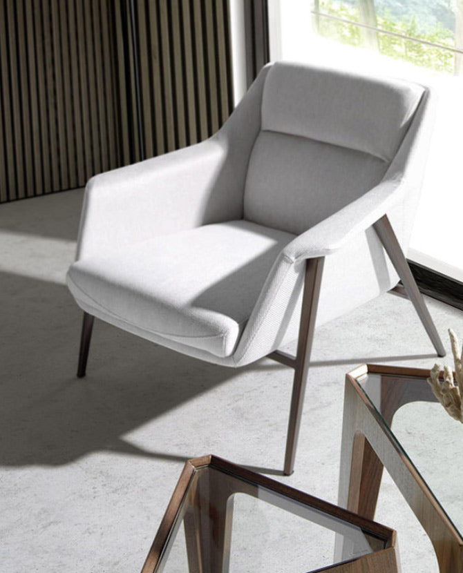 Kortárs stílusú, törtfehér színű szövettel kárpitozott, acél szerkezetű fotel.