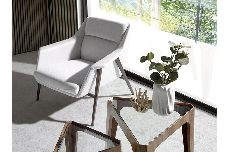 Kortárs stílusú, törtfehér színű szövettel kárpitozott, acél szerkezetű fotel.