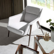 Angel Cerdá törtfehér szövet fotel nappali enteriőrben természetes fénnyel