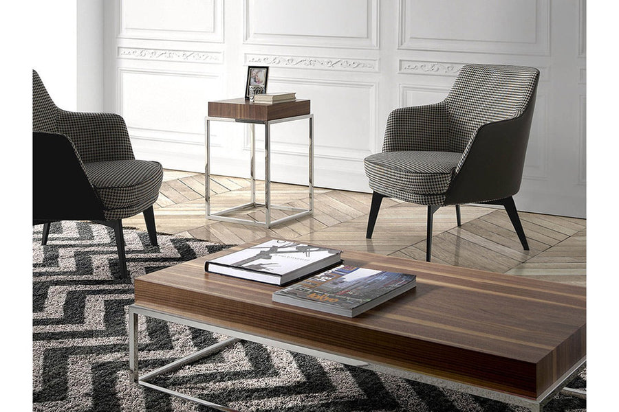 Kortárs stílusú, fekete színű műbőrrel és pepita színű szövettel kárpitozott dizájn fotel.