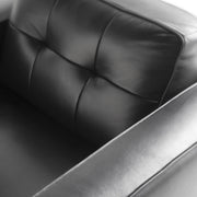 Kortárs stílusú, fekete bőrrel kárpitozott, dizájn fotel diófa lábakkal.