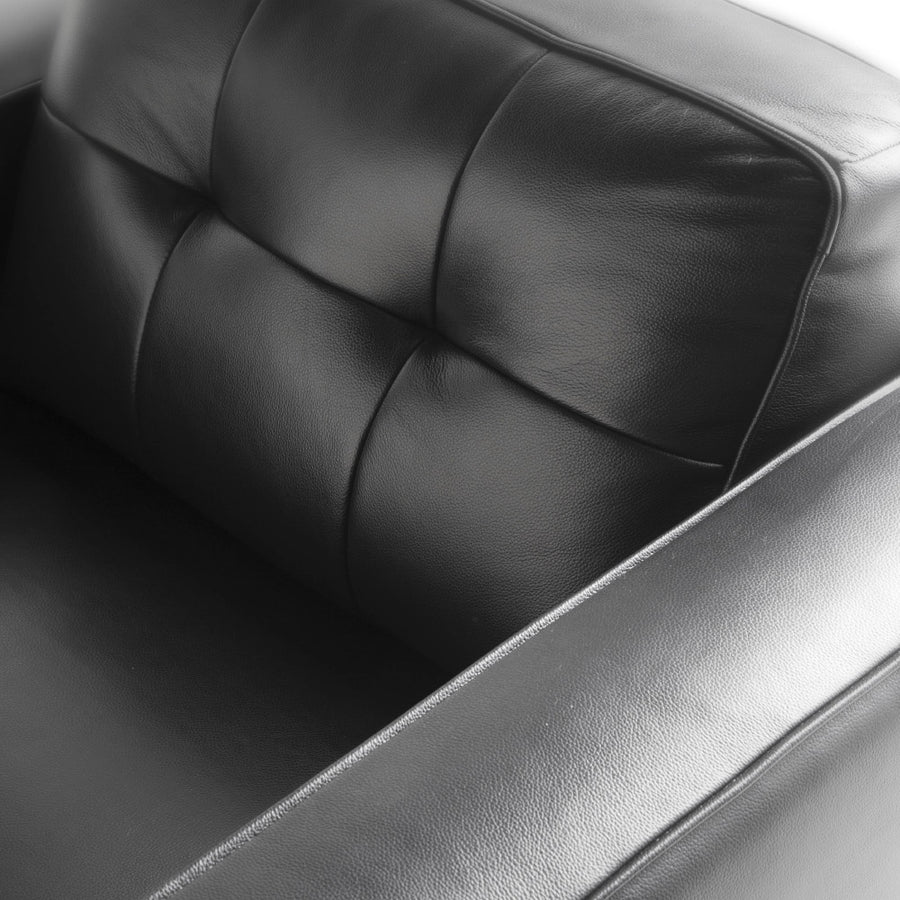 Kortárs stílusú, fekete bőrrel kárpitozott, dizájn fotel diófa lábakkal.